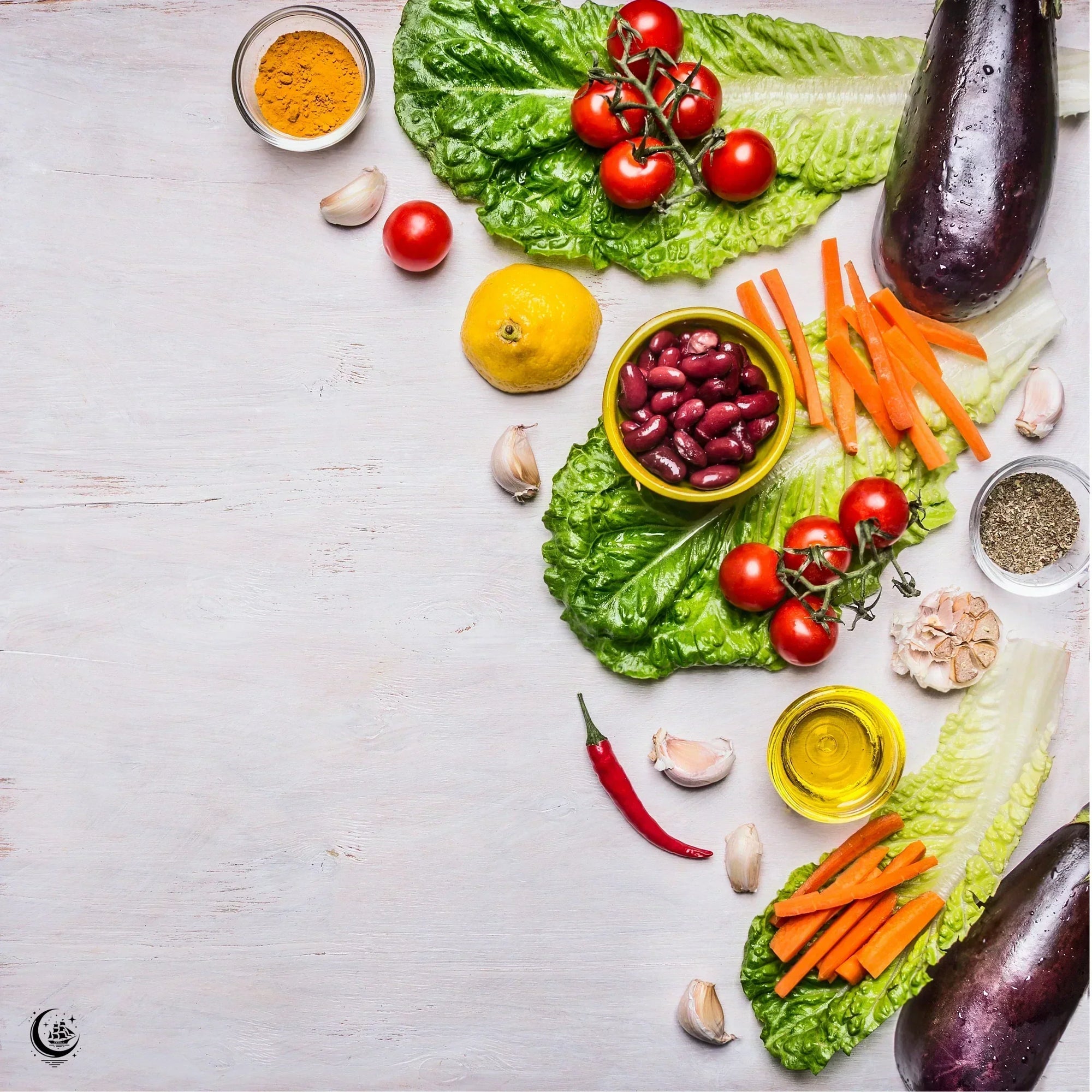 Frisches Gemüse, Hülsenfrüchte und Gewürze auf hellem Untergrund – Ernährung für gesunden Schlaf