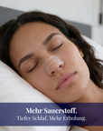 Frau schläft mit transparentem Nose Strip, Nasenpflaster für besseren Schlaf, freie Nasenatmung und mehr Erholung