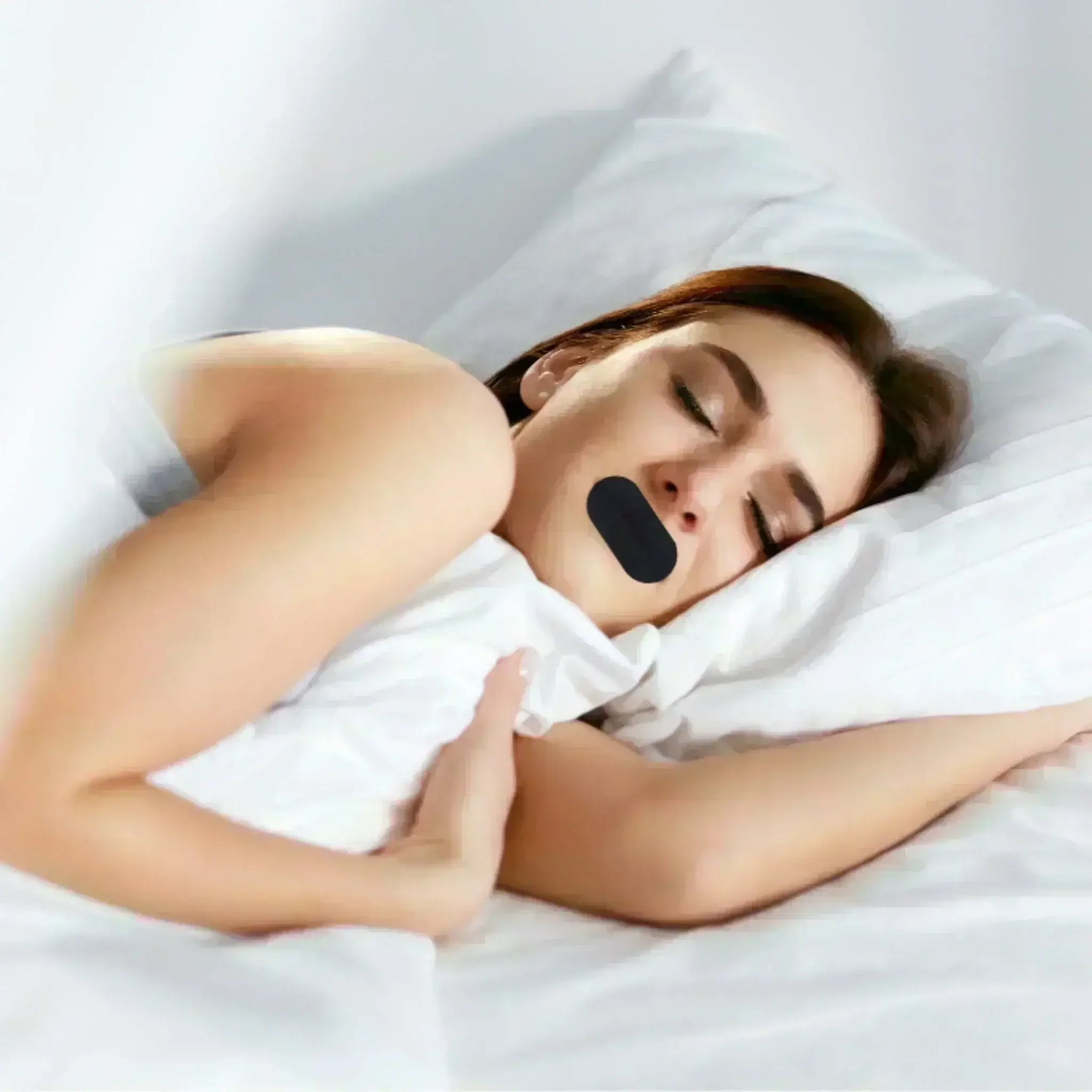 Frau schläft mit Mouth Tape