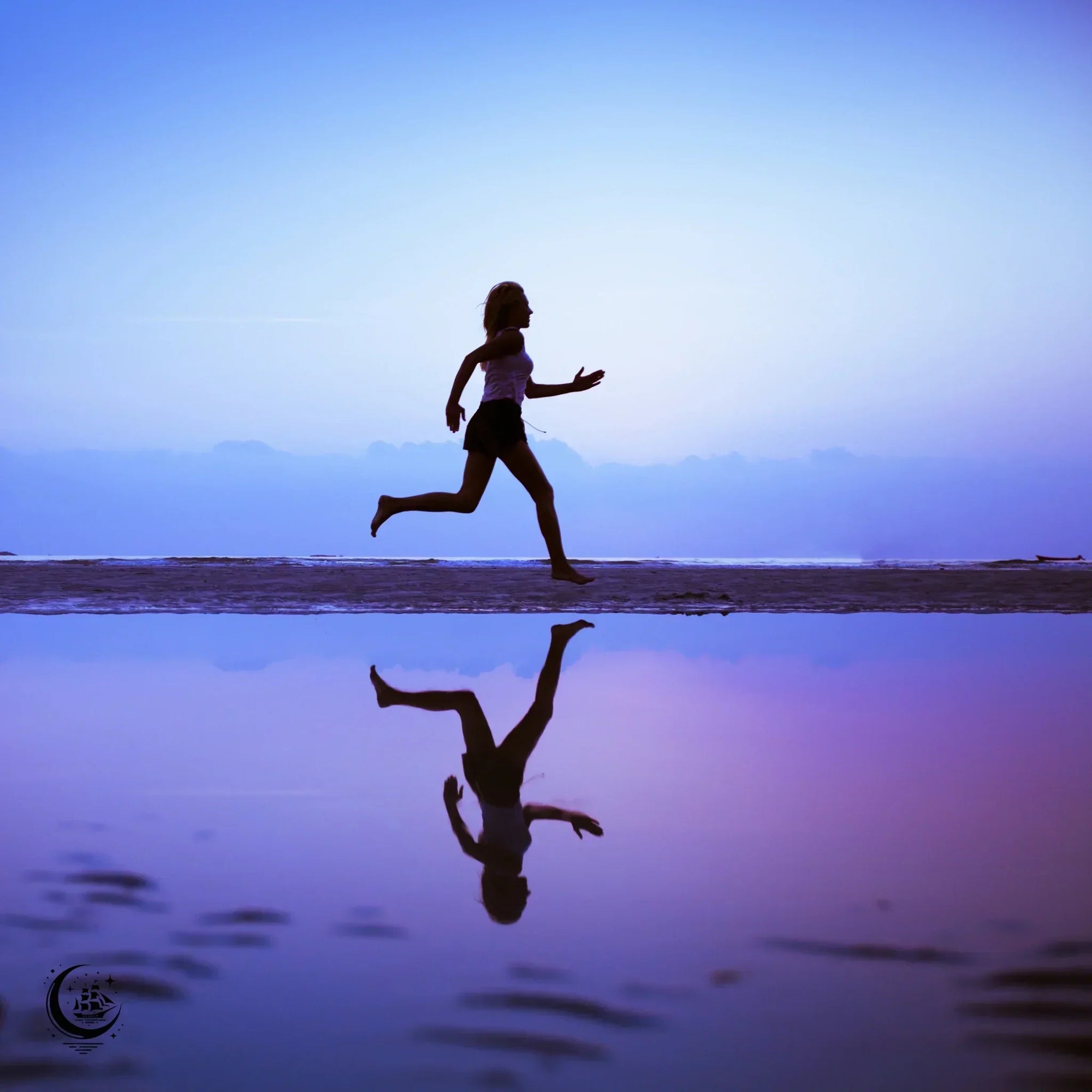 Sport am Abend: Frau joggt am Strand bei Sonnenuntergang – Verbindung von Bewegung, Natur und erholsamem Schlaf.