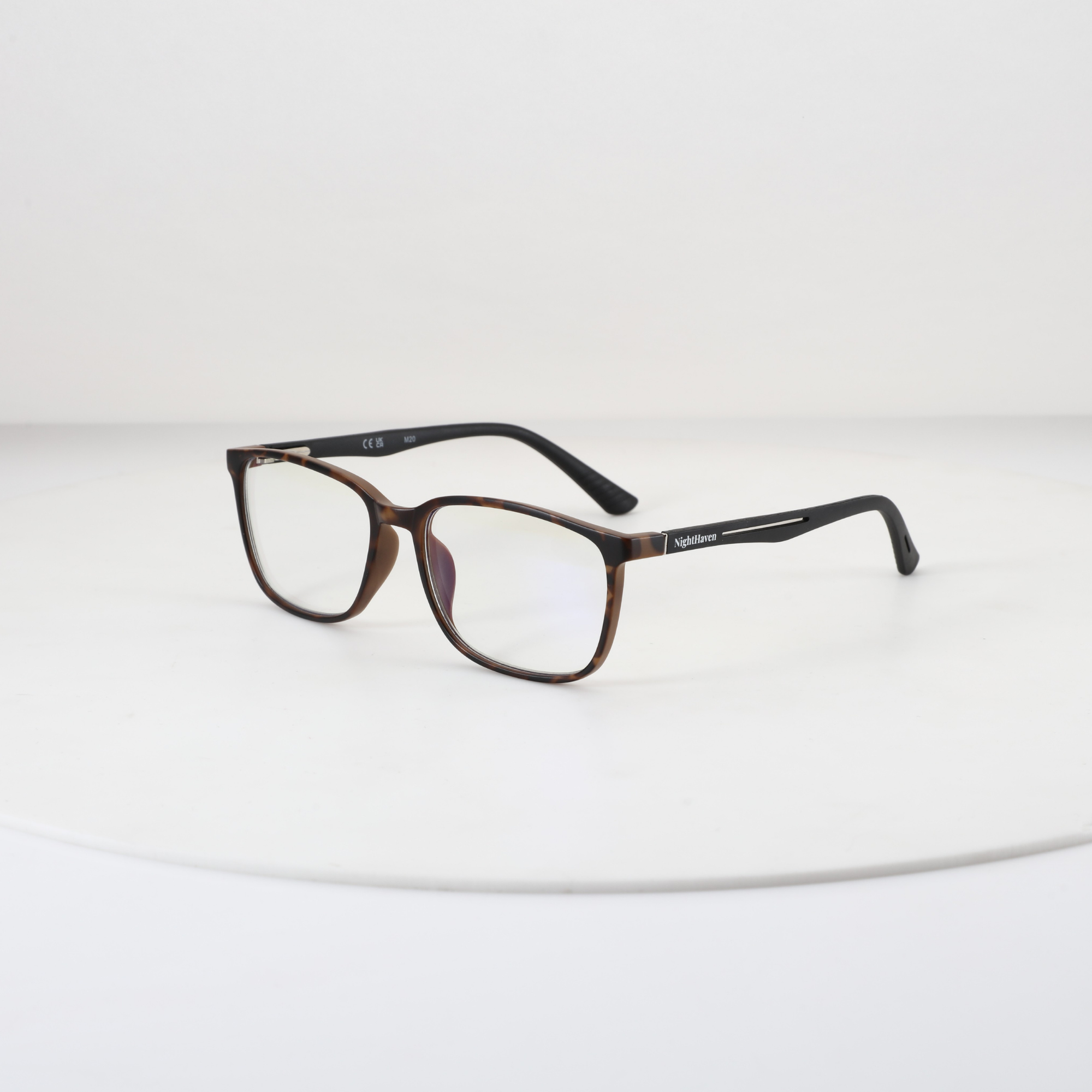 NightHaven Blaulichtfilterbrille CIRCADIA™ Havanna Braun – Schrägansicht mit Schildpatt-Rahmen und schwarzen Bügeln, Blaulichtschutz für besseren Schlaf