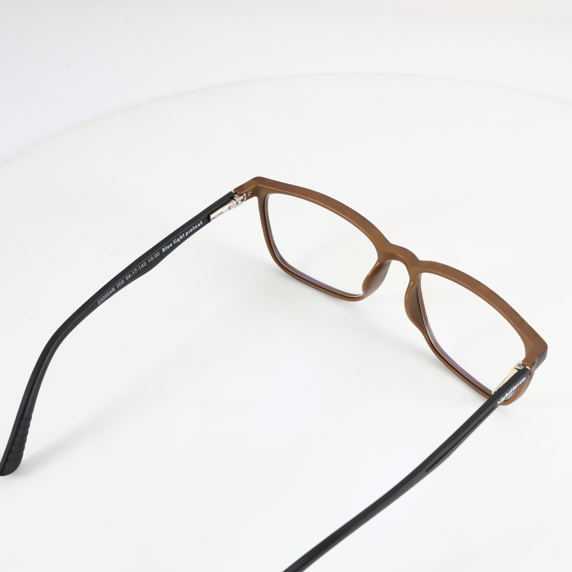 Draufsicht NightHaven CIRCADIA™ Blaulichtfilterbrille Havanna Braun – Innenansicht des Gestells mit Gravur «230004B 002 54-17-140 Blue light protect»