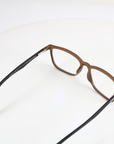 Draufsicht NightHaven CIRCADIA™ Blaulichtfilterbrille Havanna Braun – Innenansicht des Gestells mit Gravur «230004B 002 54-17-140 Blue light protect»