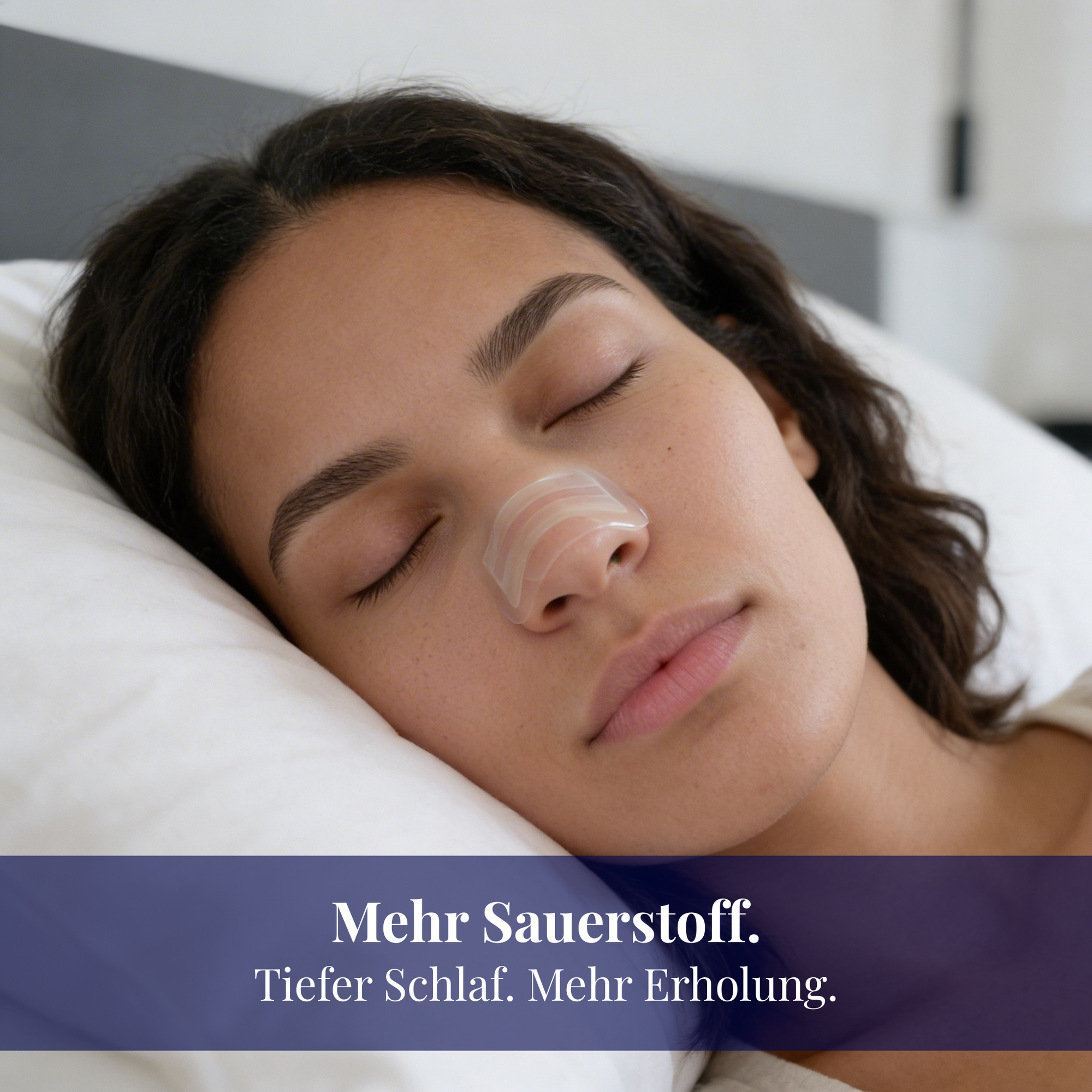 Frau schläft mit transparentem Nose Strip,  Nasenpflaster für besseren Schlaf, freie Nasenatmung und mehr Erholung