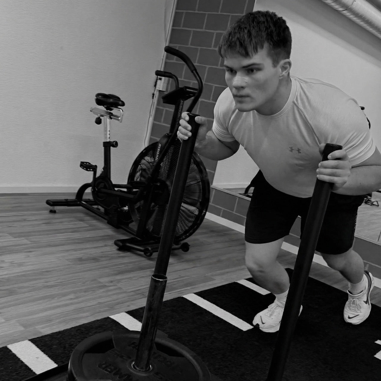 Athlet trainiert mit Nose Strip – Nasenpflaster für bessere Atmung beim Sport und mehr Leistung durch freie Nase