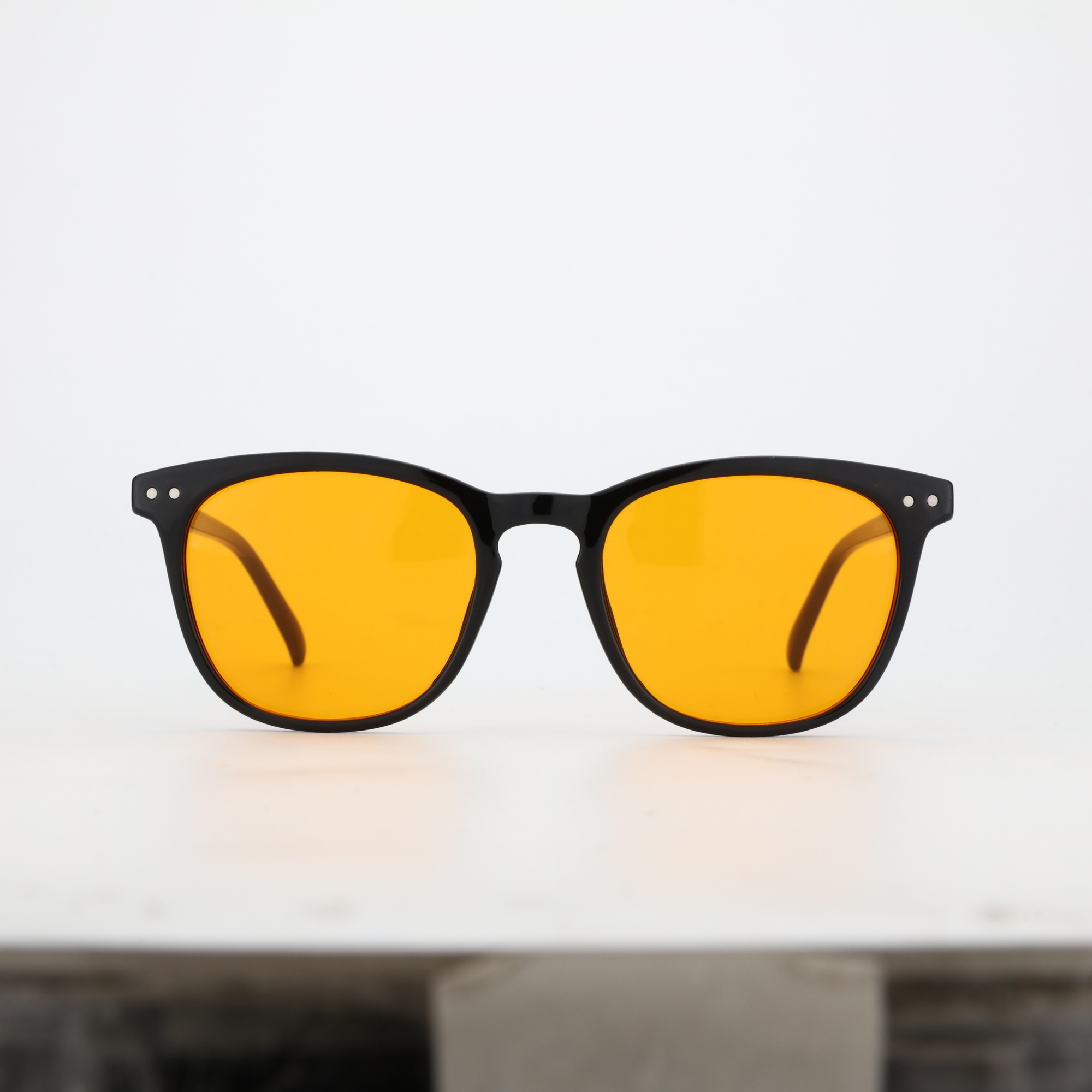 Frontansicht NightHaven Blaulichtfilterbrille VESPER™ Amber Lense – schwarzes Wayfarer-Gestell mit tief-orangen Gläsern für besseren Schlaf