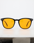 Frontansicht NightHaven Blaulichtfilterbrille VESPER™ Amber Lense – schwarzes Wayfarer-Gestell mit tief-orangen Gläsern für besseren Schlaf