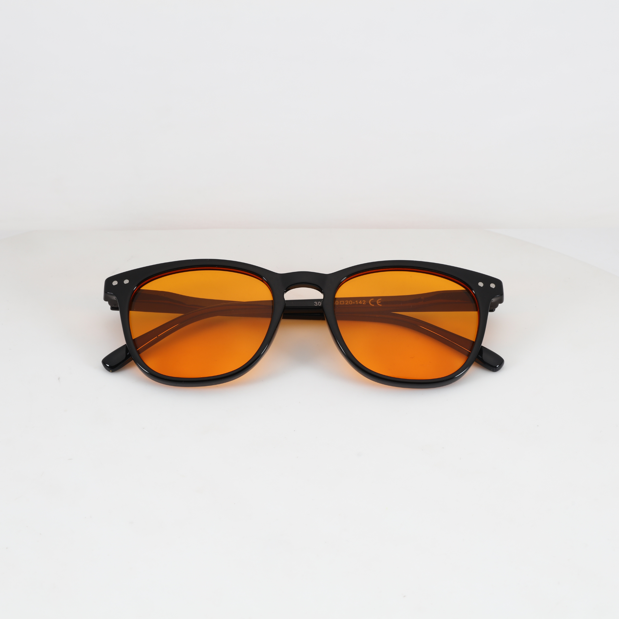 NightHaven VESPER™ Amber Lense liegend von vorne – CE-zertifizierte Blaulichtfilterbrille mit orangen Gläsern