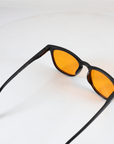 Innenansicht NightHaven VESPER™ Amber Lense – Blaulichtfilterbrille mit schwarzem Hochglanz-Gestell, CE-Kennzeichnung und NightHaven-Logo auf dem Bügel