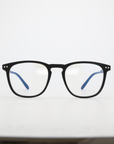 Frontansicht NightHaven Blaulichtfilterbrille VESPER™ Crystal Clear – mattschwarz mit klaren Gläsern und blauem Blaulichtfilter-Reflex, modernes Wayfarer-Design