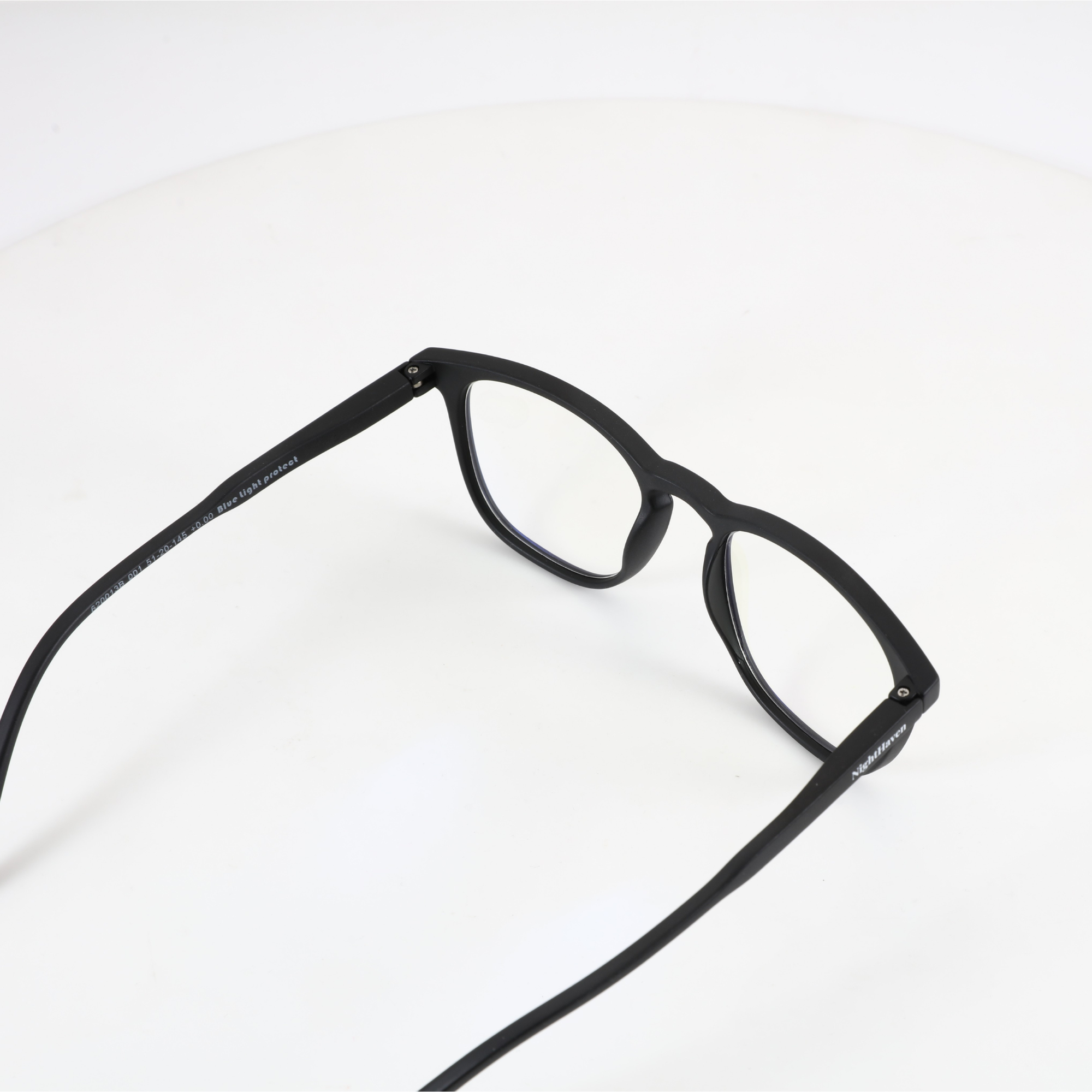 Draufsicht NightHaven VESPER™ Crystal Clear – Innenansicht mit Gravur «Blue light protect 51-20-145», CE-Zertifizierung und NightHaven-Logo