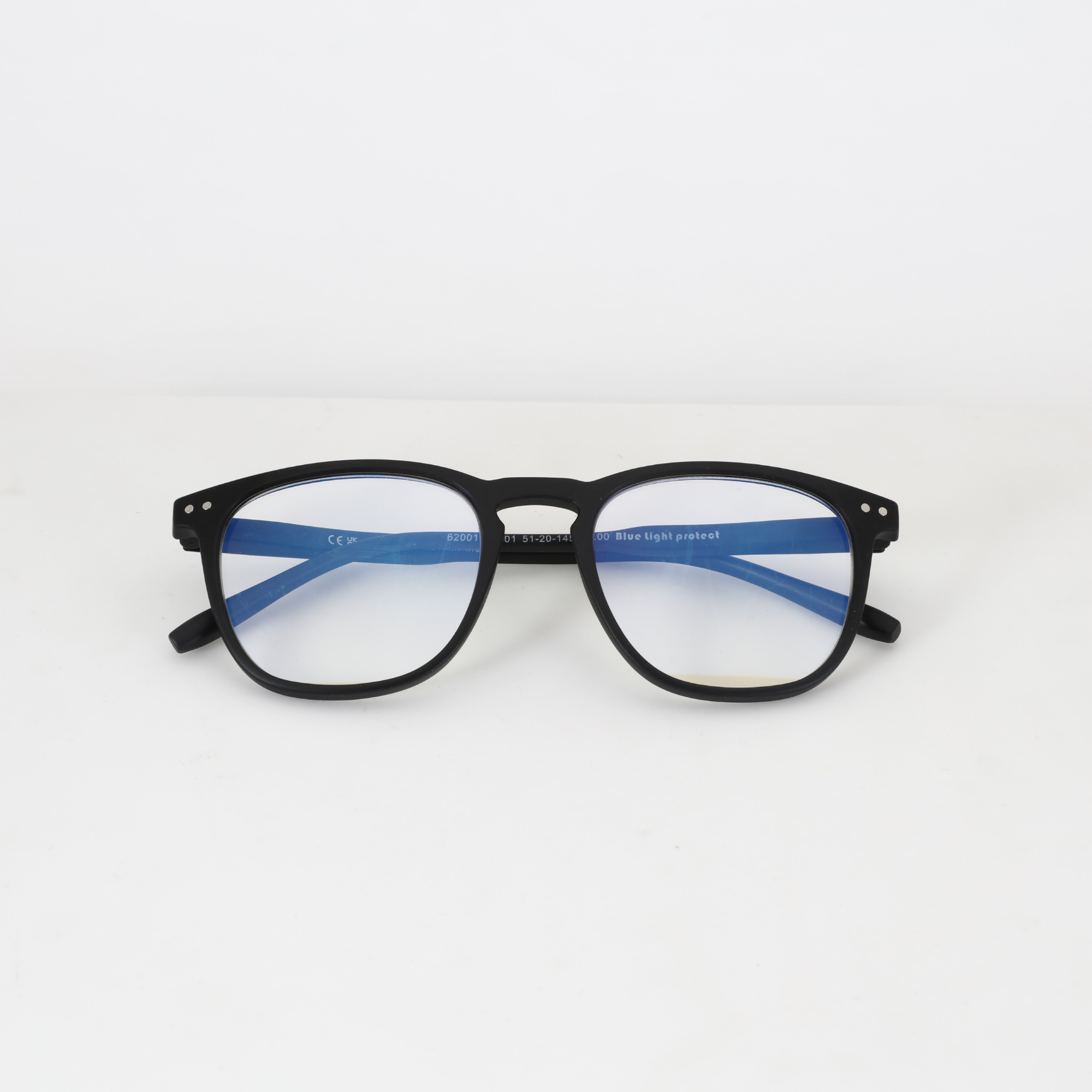 NightHaven VESPER™ Crystal Clear liegend von vorne – CE-zertifizierte Blaulichtfilterbrille mit mattschwarzem Gestell, Kennzeichnung «Blue light protect 51-20-141»